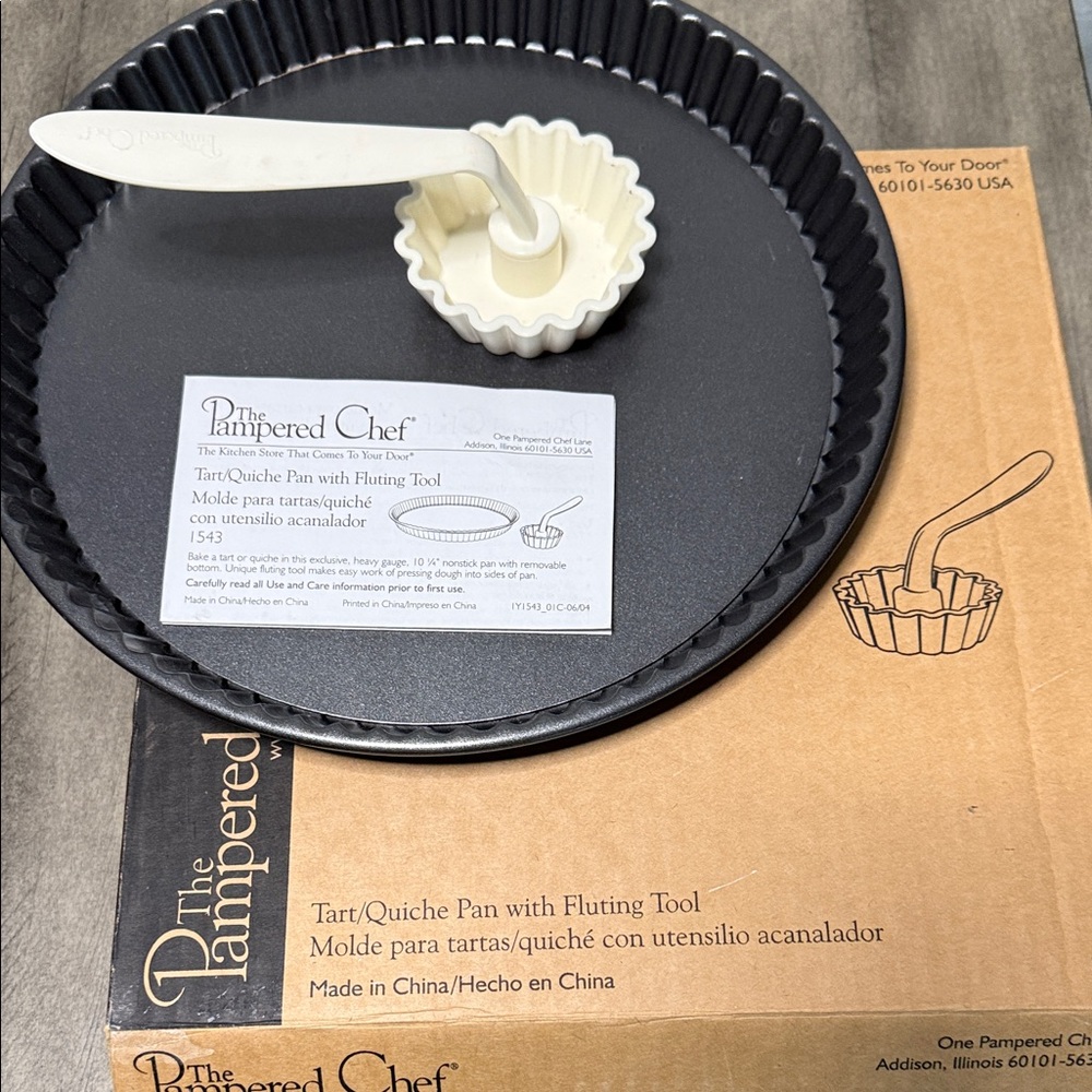 The Pampered Chef Black Tart/Quiche Pan with Fluting Tool